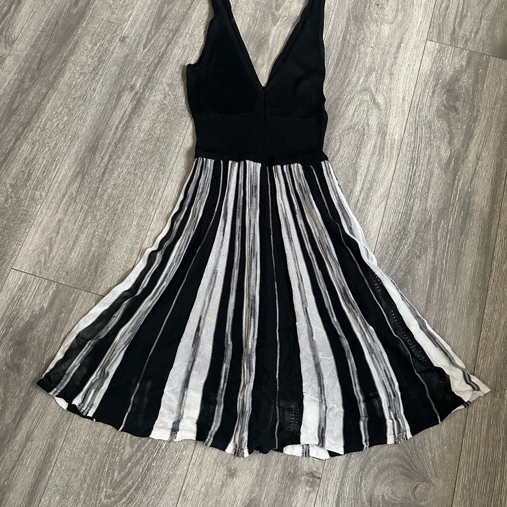 Guess Black and White Pleated V-Neck Cocktail Dress